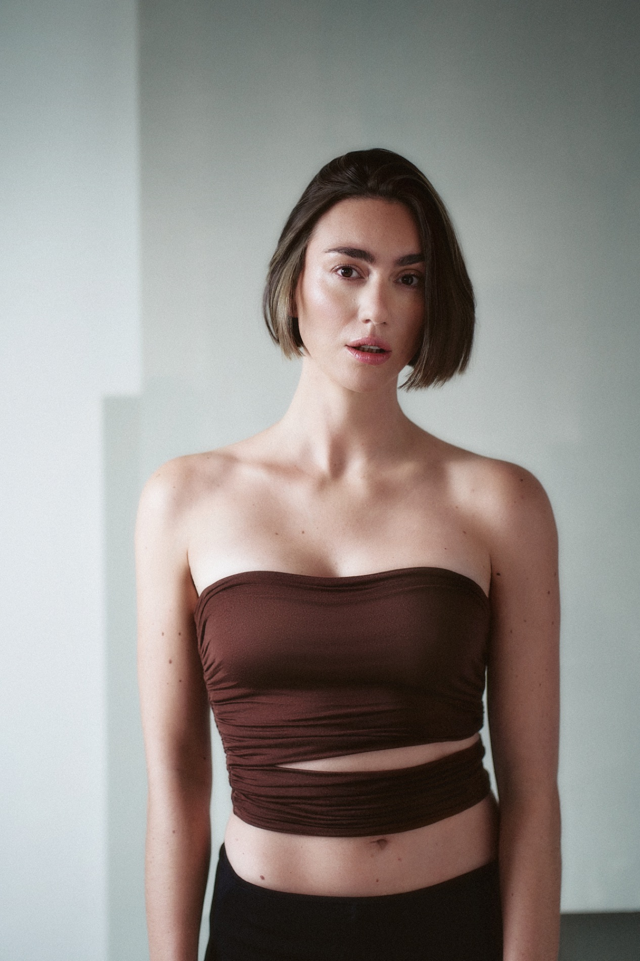 Sjenkels editorial — gestyled haar onder warm licht